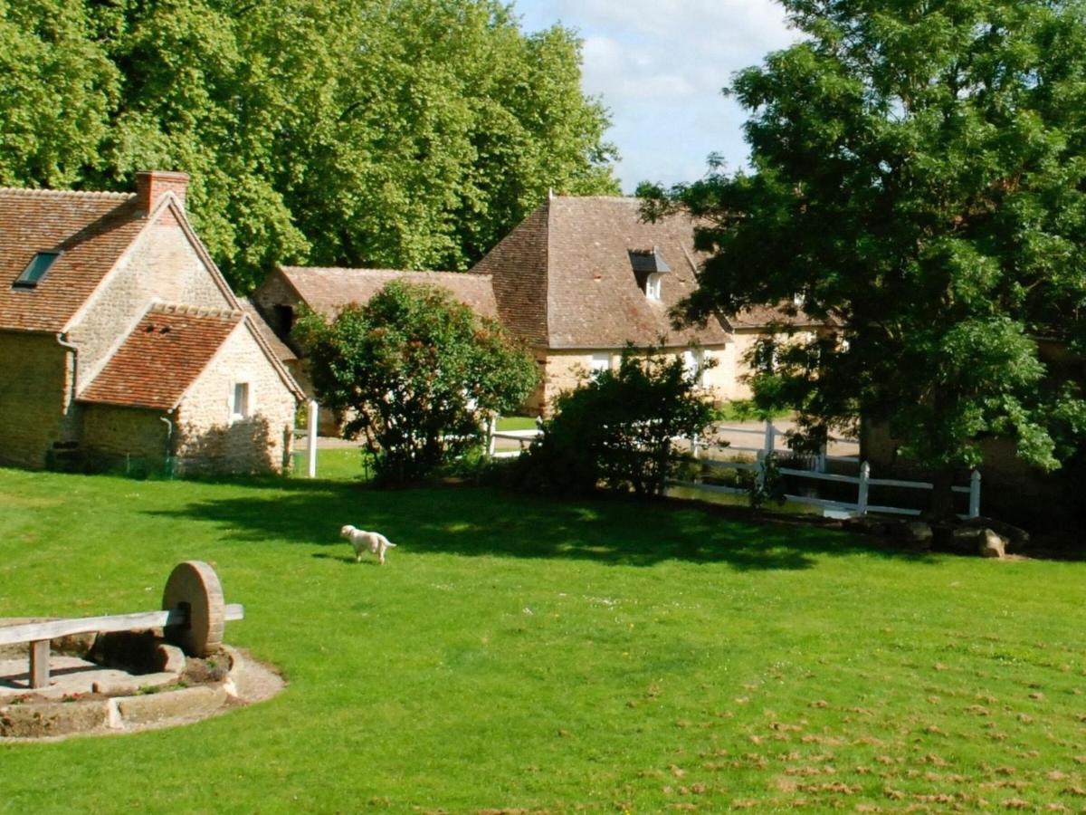 Gite Charmant Avec Piscine Chauffee, Tennis Et Jardin Pres De Beaumont-Sur-Sarthe - Fr-1-410-214 Villa Maresche Exterior photo