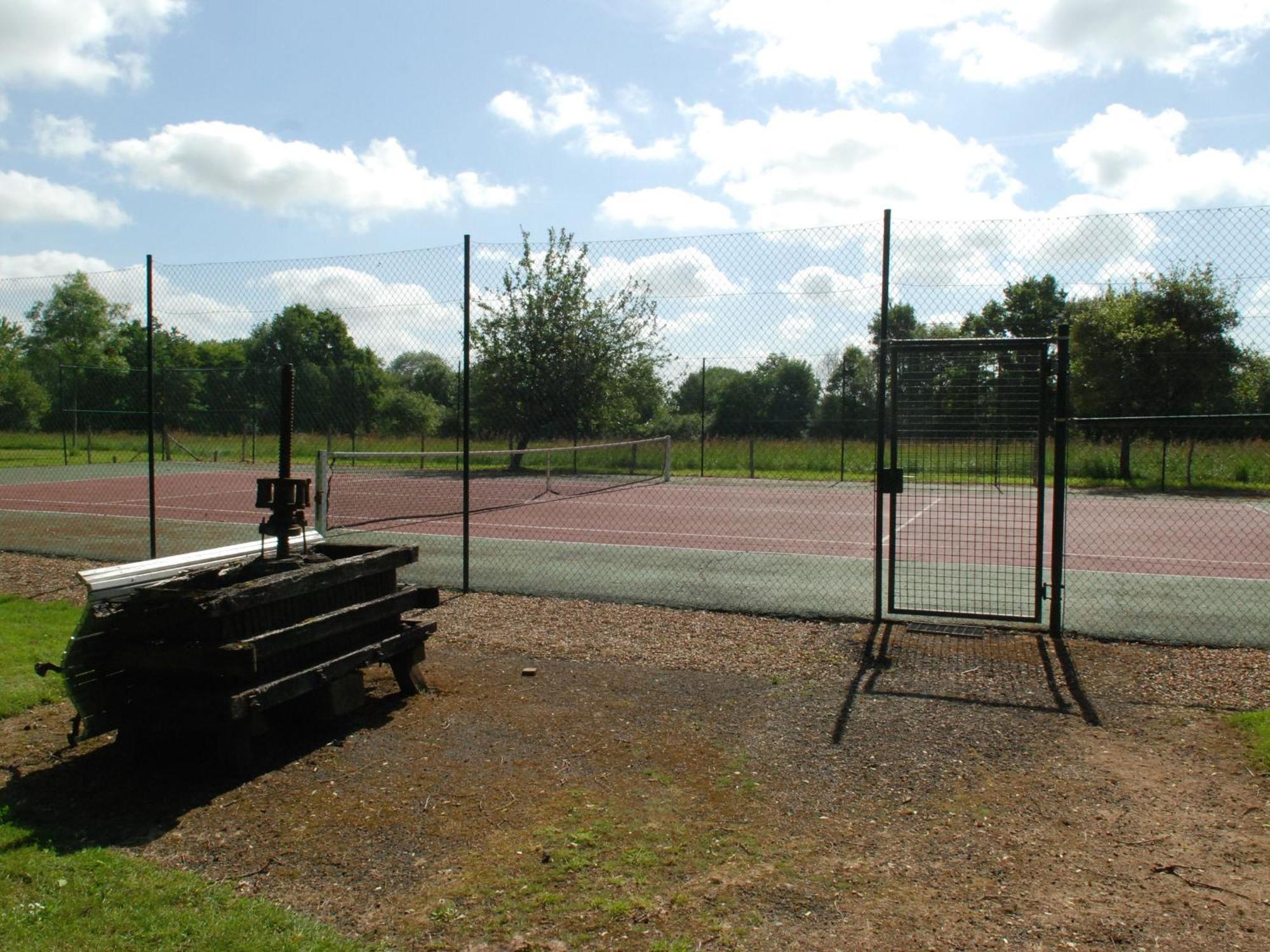 Gite Charmant Avec Piscine Chauffee, Tennis Et Jardin Pres De Beaumont-Sur-Sarthe - Fr-1-410-214 Villa Maresche Exterior photo